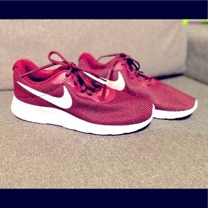 Brand New 🌟 Nike WMS size 9 !